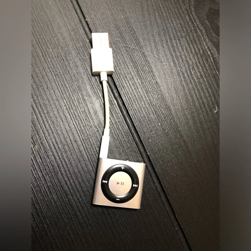 Apple iPod Shuffle 4th Generation Silver (2 GB)